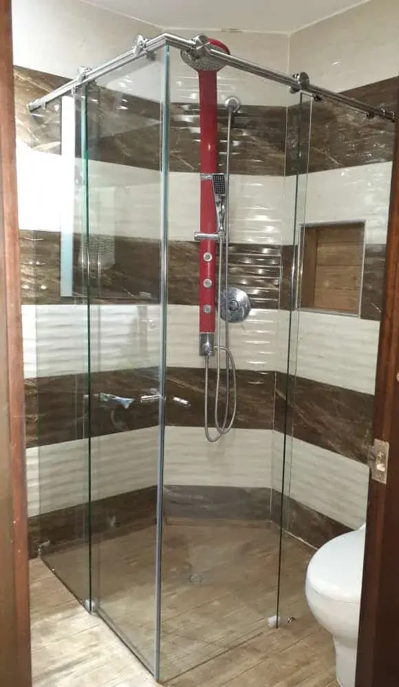 Baño esquinero en acero