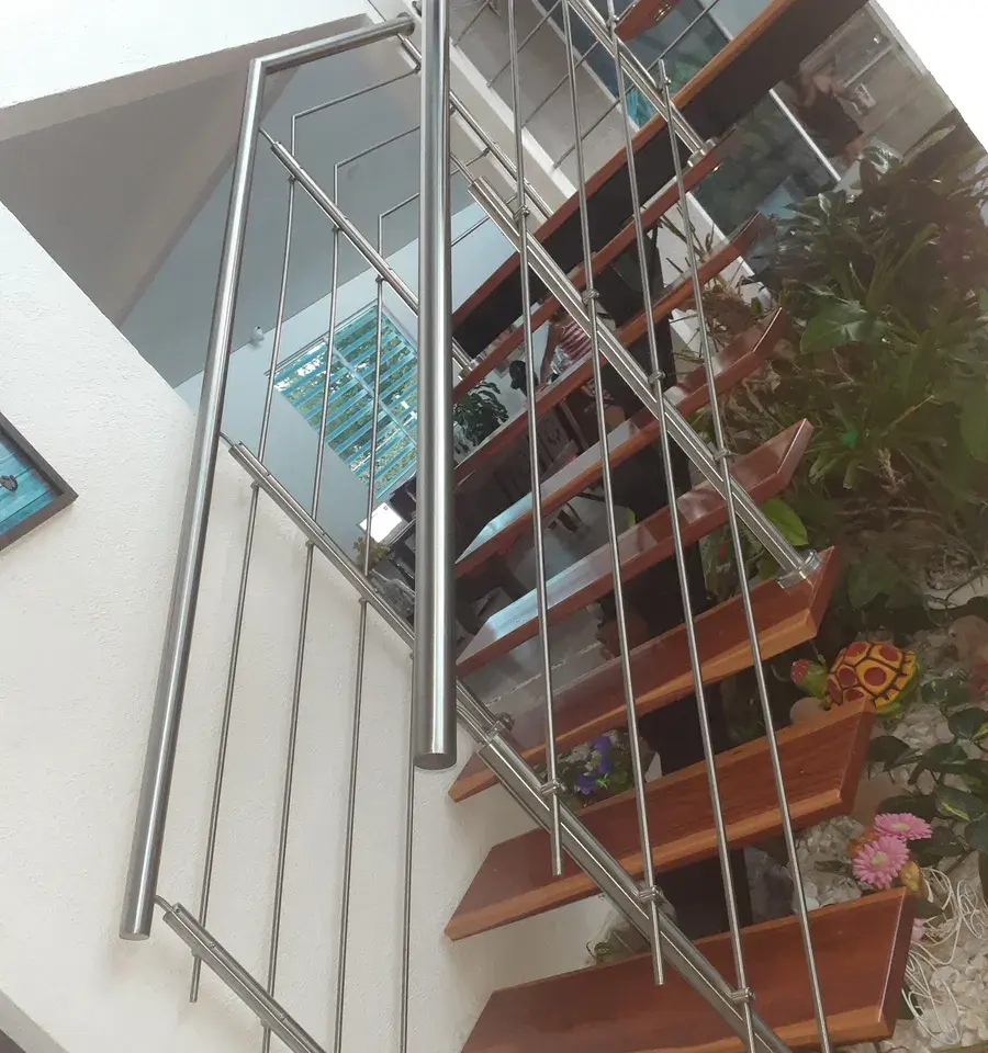 Escalera con pasamanos en acero inoxidable instalado por Vidrios UM